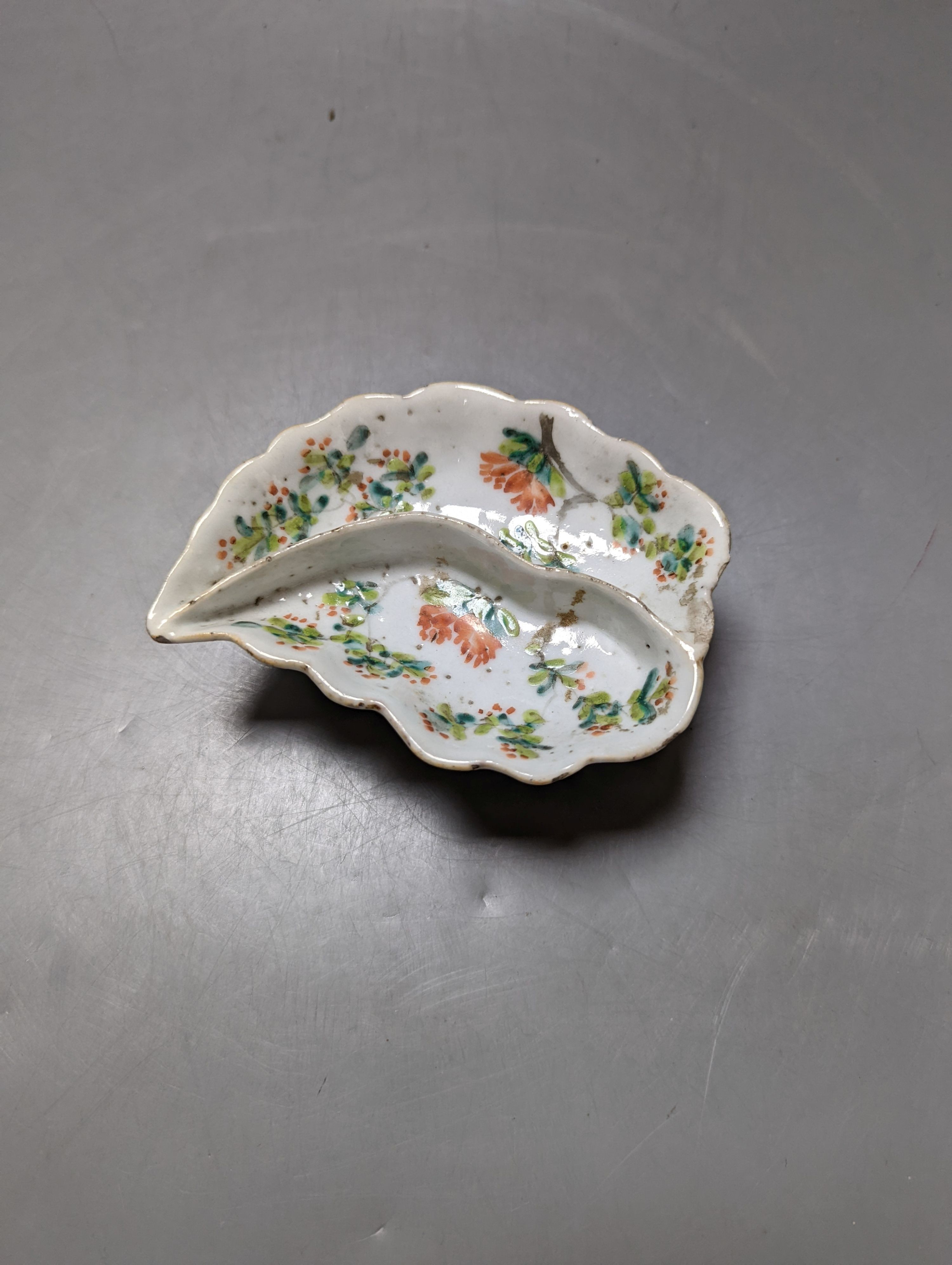 Three Chinese enamelled porcelain dishes and a stand, largest 21cm